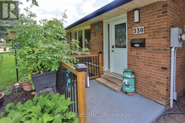 Living room - 330 Waverly Street N, Oshawa, ON L1J5W1 Photo 3