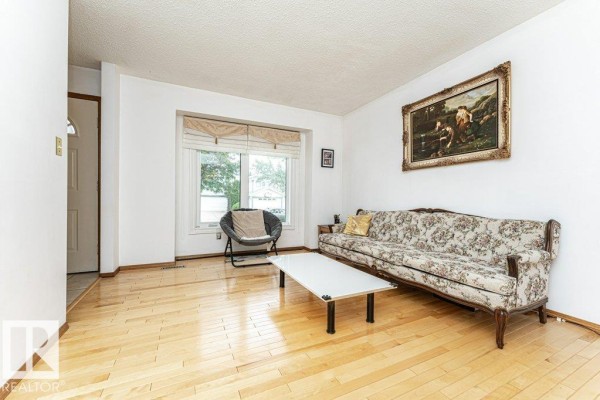 Kitchen - 3303 42a Av Nw, Edmonton, AB T6T1E6 Photo 3