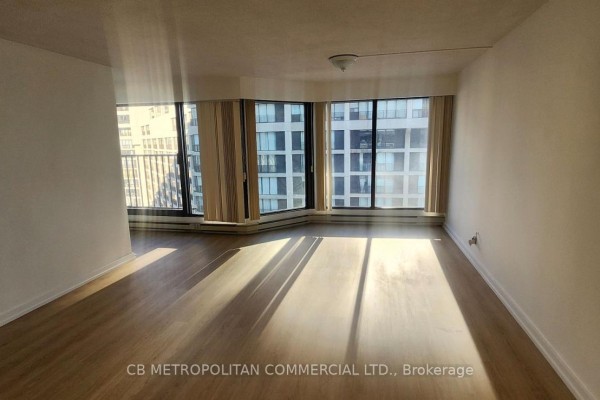3305 - 65 Harbour Square, Toronto, ON, photo 3