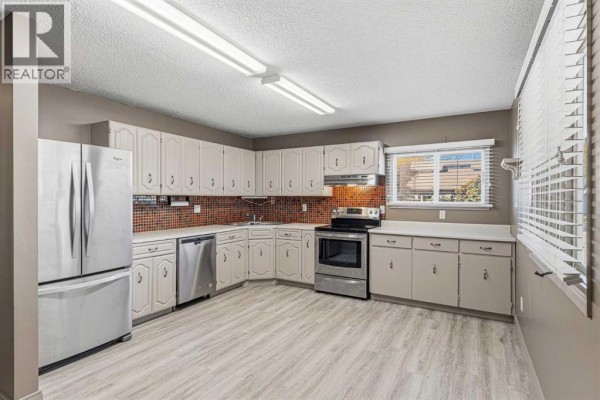 Dining room - 3305 55 Avenue, Lloydminster, AB T9V1K6 Photo 3