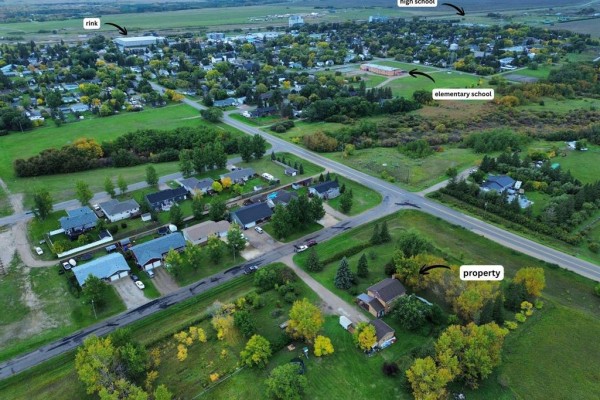 Aerial view of the town of Rivers, Manitoba, with annotations for local amenities and the property. - 331 Memorial Drive, Rivers
