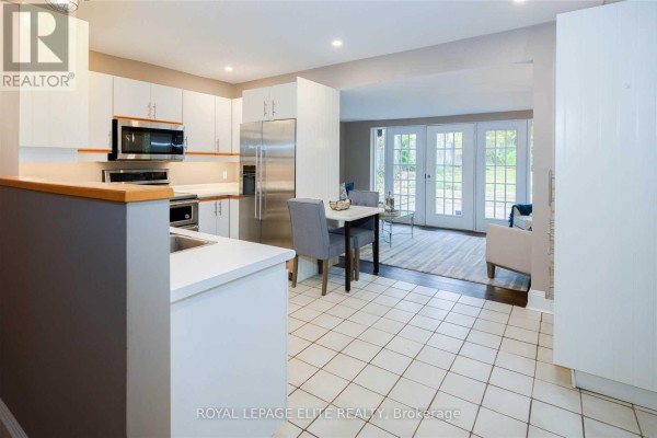 Family room - 331 Trafalgar Road, Oakville, ON L6J3H3 Photo 4