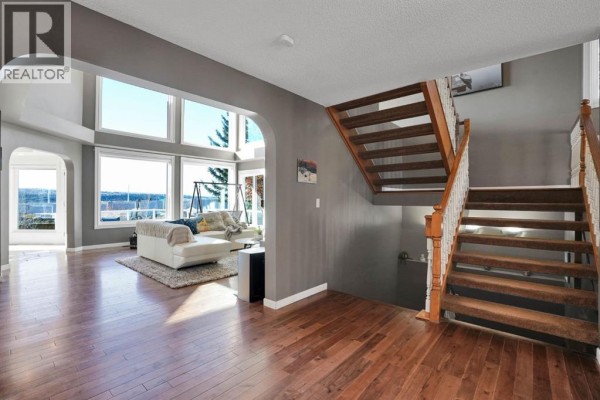 Foyer - 331 Wood Valley Bay Sw, Calgary, AB T2W5Y6 Photo 5