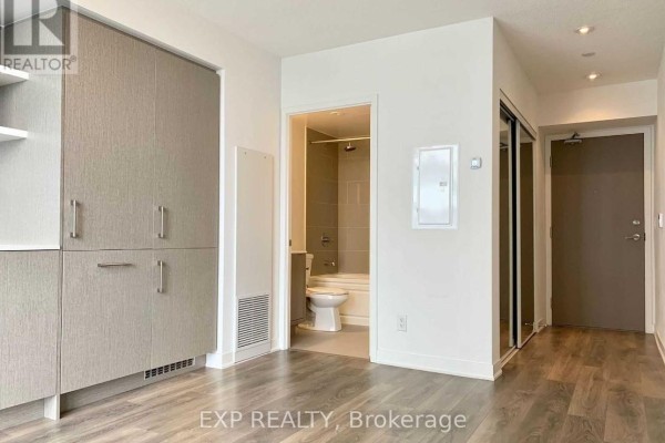 Kitchen - 3311 - 88 Harbour Street, Toronto, ON M5J1B7 Photo 3