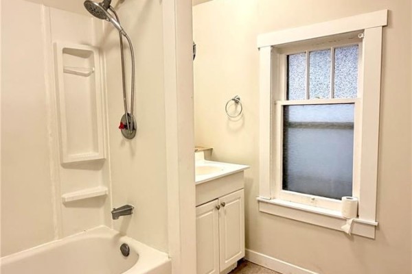 Foyer - 3312 Victoria Avenue, Regina, SK S4T1L6 Photo 4