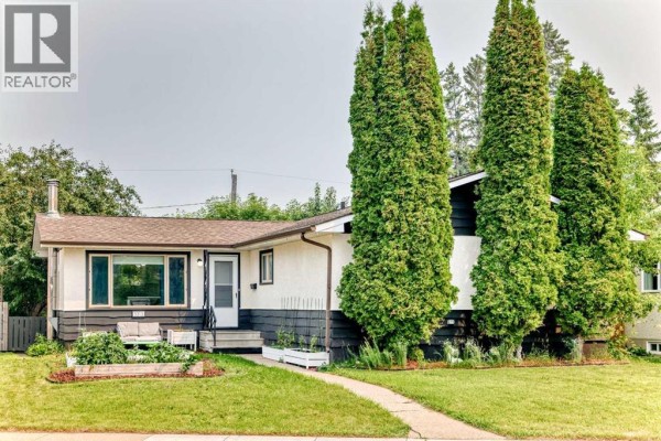 Living room - 3313 42a Avenue Close, Red Deer, AB T4N3A5 Photo 2