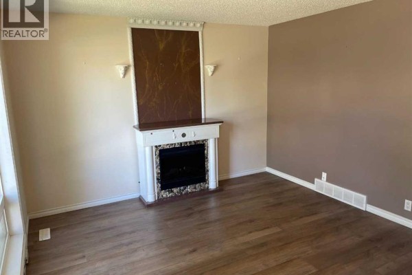Living room - 3315 56 Street Ne, Calgary, AB T2E8Y9 Photo 3