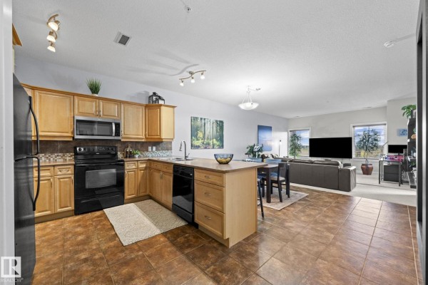 Kitchen - #332 160 Magrath Rd Nw, Edmonton, AB T6R3T7 Photo 3