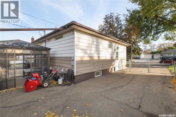 Primary Bedroom - 3320 Perry Avenue, Regina, SK S4R3H8 Photo 3