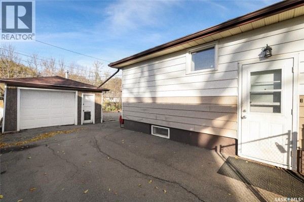 5pc Bathroom - 3320 Perry Avenue, Regina, SK S4R3H8 Photo 5