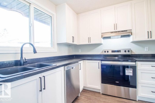 Kitchen - 3323 142 Av Nw, Edmonton, AB T5Y1H9 Photo 3