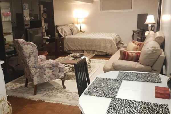 3323 Queen Frederica Drive, Mississauga, ON L4Y2Z9 Photo 2