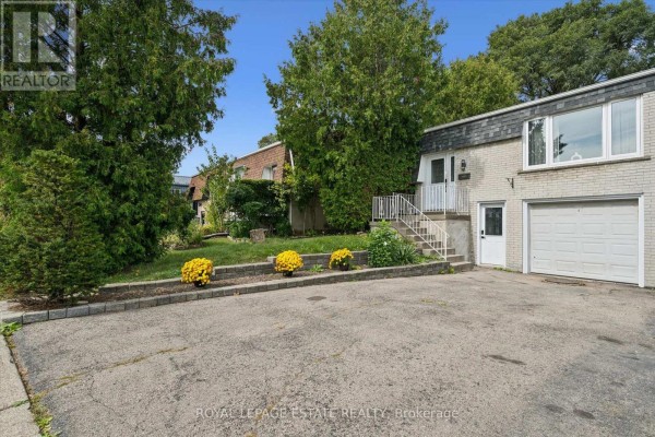 3325 Strabane Drive, Mississauga, ON L5C1W9 Photo 2