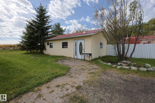 Family room - 3327 Ste. Anne Tr, Rural Lac Ste  Anne County, AB T4B4C6 Photo 4