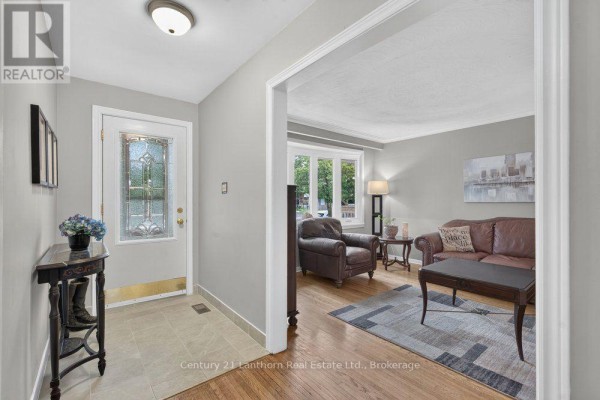 Living room - 333 Jeffcoat Drive, Toronto, ON M9W3E4 Photo 4