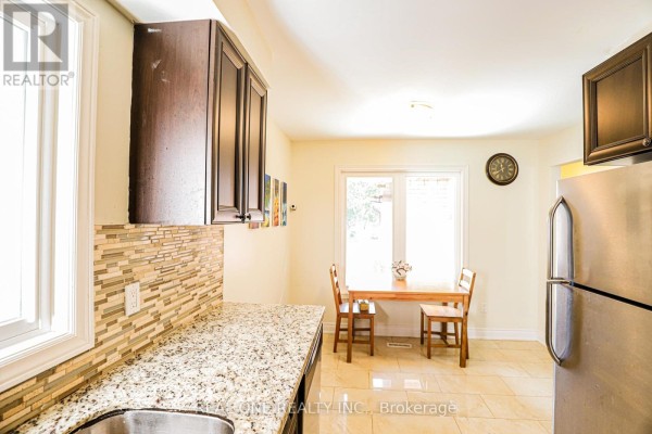 Kitchen - 3331 Dovetail Mews, Mississauga, ON L5L5E9 Photo 3