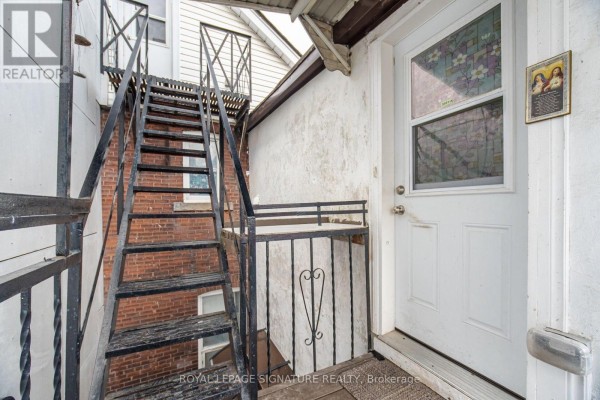 Family room - 3331 Dundas Street W, Toronto, ON M6P2A6 Photo 5