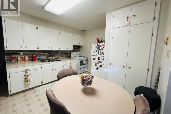 335 Chaplin Street W, Swift Current, SK, photo 2