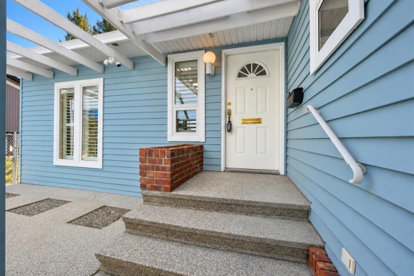 33522 Blueberry Drive, Mission, BC V2V6E7 Photo 4