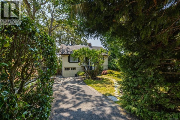 Bedroom - 3358 Cook St, Saanich, BC V8X1A8 Photo 2