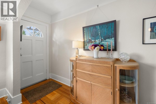 Living room - 3358 Cook St, Saanich, BC V8X1A8 Photo 4