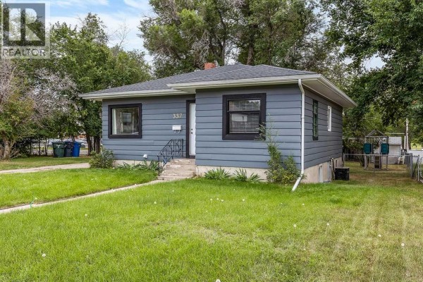 Bedroom - 337 4 Street Sw, Medicine Hat, AB T1A4E7 Photo 2