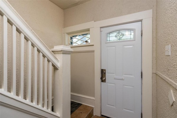 Close-up of the interior front door with stained glass, viewed from the staircase. - 337 Bannerman Avenue, Winnipeg