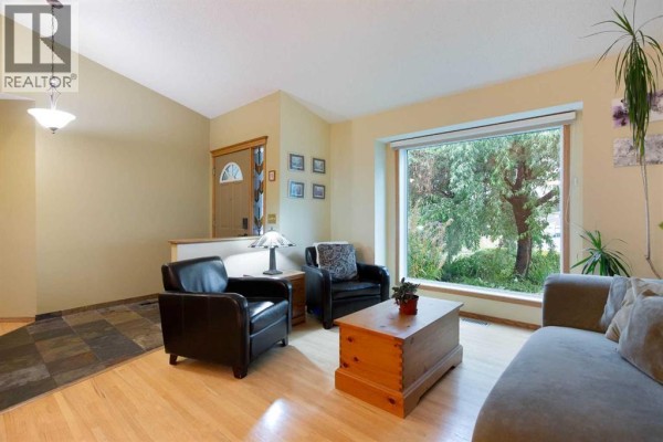 Living room - 337 Sandringham Court Nw, Calgary, AB T3K3V6 Photo 5