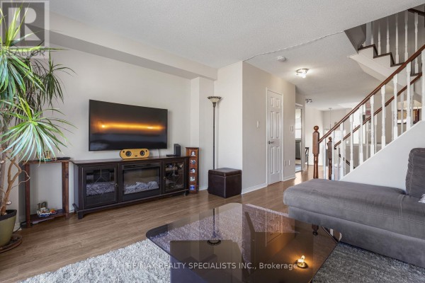 Family room - 3370 Redpath Circle, Mississauga, ON L5N8R1 Photo 5