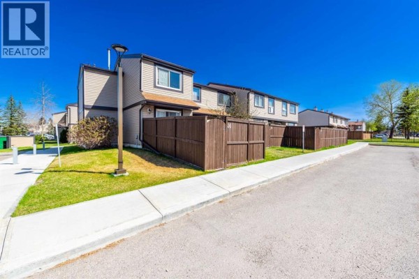 Entryway with white door and mirrored closet doors - 34, 3029 Rundleson Road Ne, Calgary