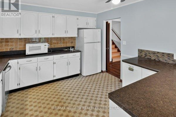 Bedroom 2 - 34 Crestcombe Road, St  Catharines, ON L2S2J4 Photo 5