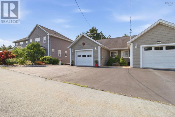 Living room - 34 Etna Street, Bridgewater, NS B4V8Z4 Photo 2