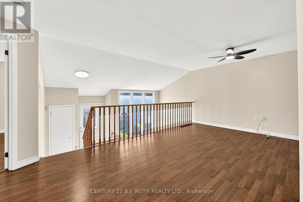 Living room - 34 Hickling Trail, Barrie, ON L4M5S4 Photo 5