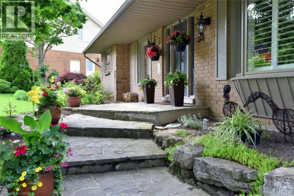 Family room - 34 Howard Boulevard, Waterdown, ON L8B0G3 Photo 5