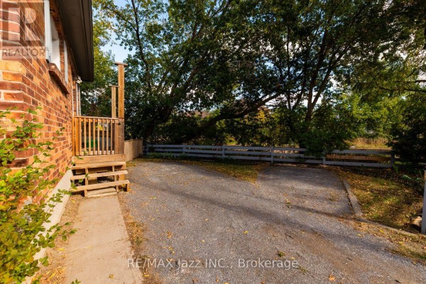 Loft - 34 Jackson Avenue, Peterborough, ON K9J5B9 Photo 5