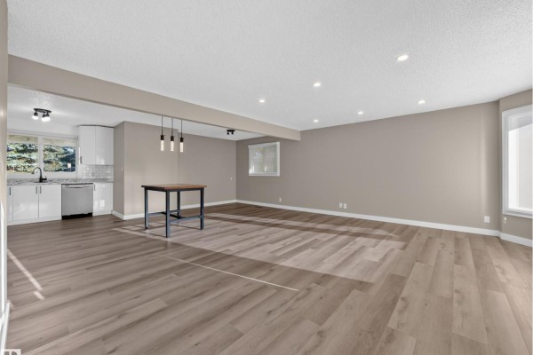 Kitchen - 34 Penguin Cr, Sherwood Park, AB T8A3H4 Photo 3