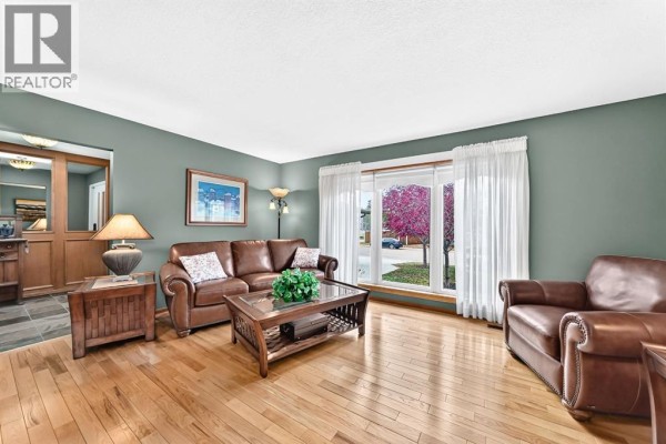 Living room - 34 Tucker Road Se, Airdrie, AB T4A1S8 Photo 4