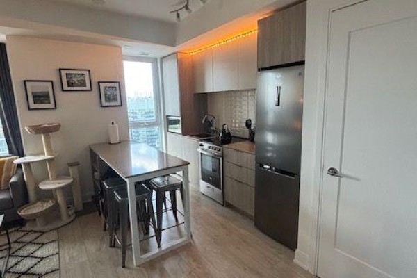 Kitchen - 3403 - 70 Annie Craig Drive, Toronto, ON M8V0G2 Photo 2