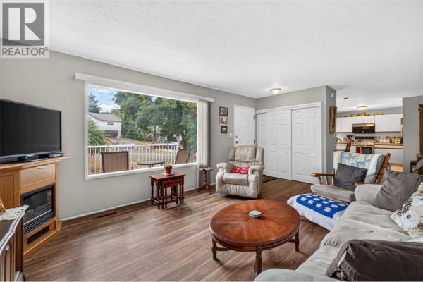Full bathroom - 341 2 Street Se, Salmon Arm, BC V1E4H3 Photo 3