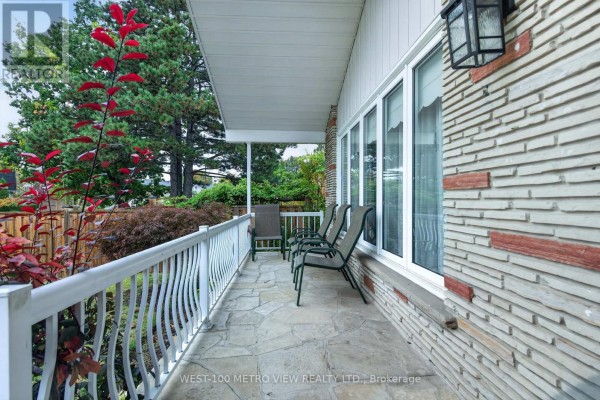 3411 Pinesmoke Crescent, Mississauga, ON L4Y3L4 Photo 2
