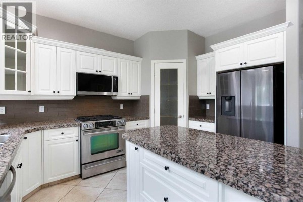 2pc Bathroom - 3414 Douglasdale Boulevard Se, Calgary, AB T2Z3A8 Photo 4