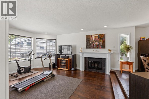 Living room - 3418 Mariposa Court, Kelowna, BC V1W2S9 Photo 5