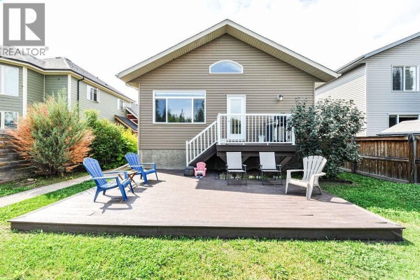 Living room - 3419 51 Street, Camrose, AB T4V5J2 Photo 2