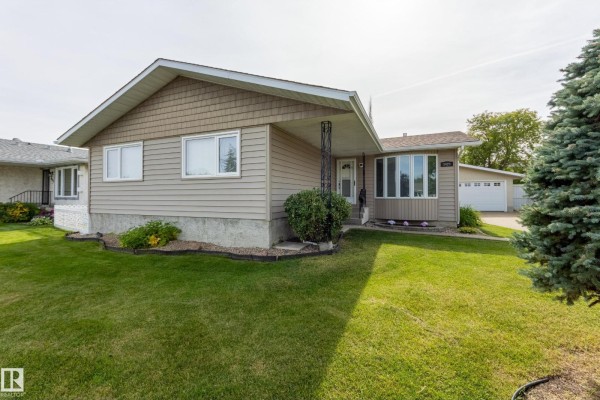 Kitchen - 3421 135a Av Nw, Edmonton, AB T5A2V8 Photo 3