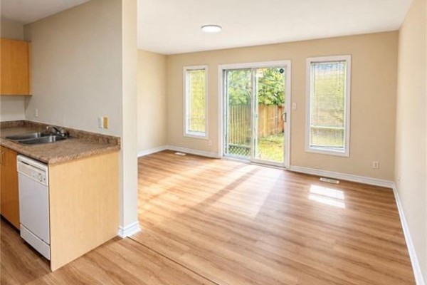 Living area adjacent to kitchen with sliding glass doors to the backyard. - 343 Dalhousie Street, Brantford