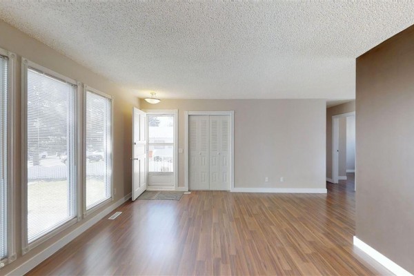 Bedroom 3 - 3431 42 St Nw, Edmonton, AB T6L3Z4 Photo 5