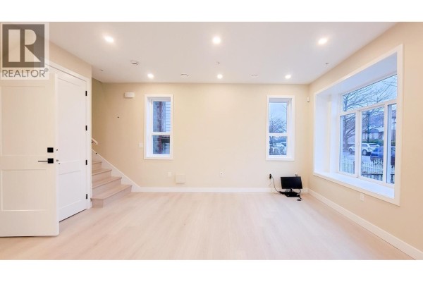 3431 E 23rd Avenue, Vancouver, BC V5R1C1 Photo 2