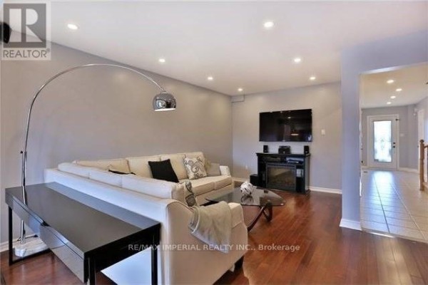 Kitchen - 344 Riverstone Drive, Oakville, ON L6H7M3 Photo 5