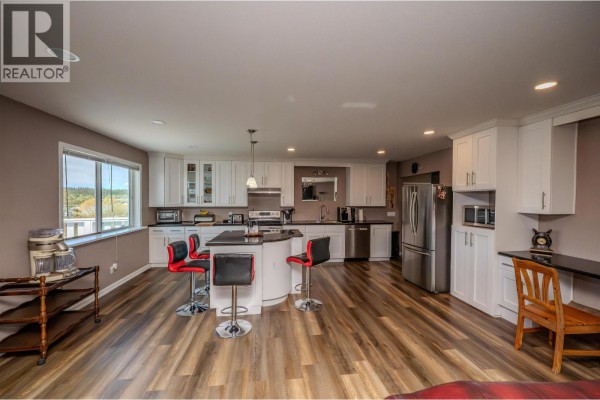 Foyer - 3451 Dunsmuir Road, Lac La Hache, BC V0K1T1 Photo 5