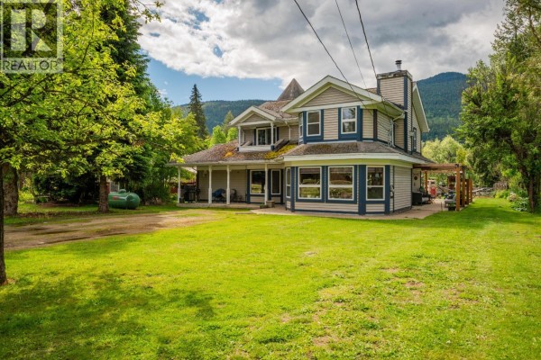 Den - 3452 Cemetery Road, Krestova, BC V0G1H2 Photo 2